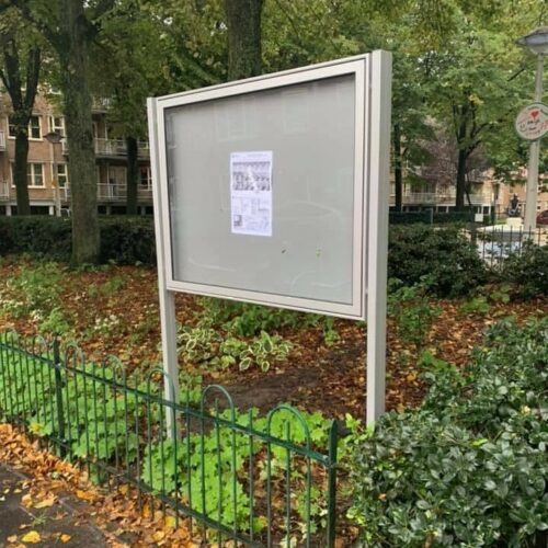 Informatiebord in openbare ruimte gemonteerd in Amsterdam